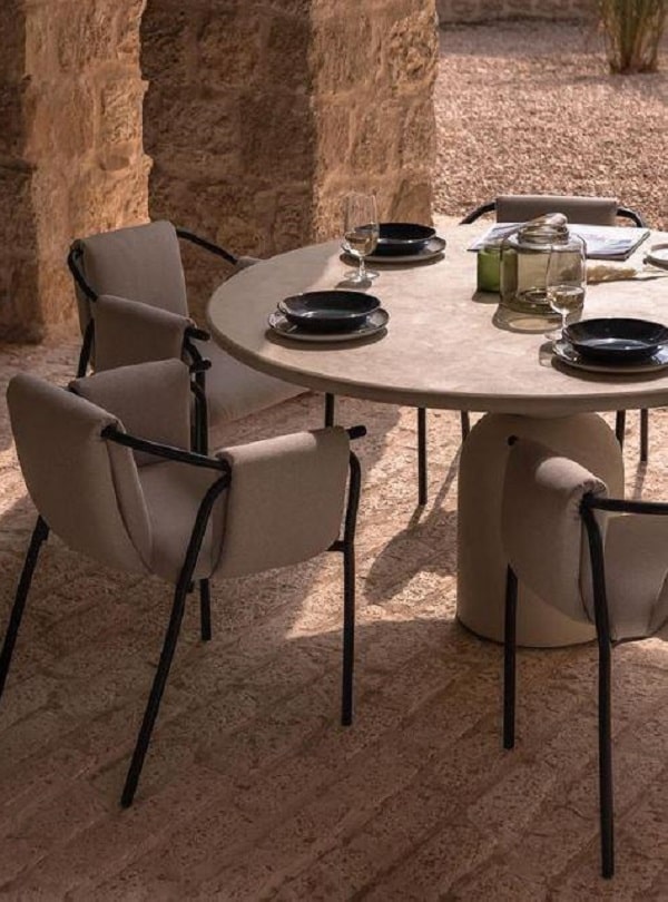 Quary dining set on the patio